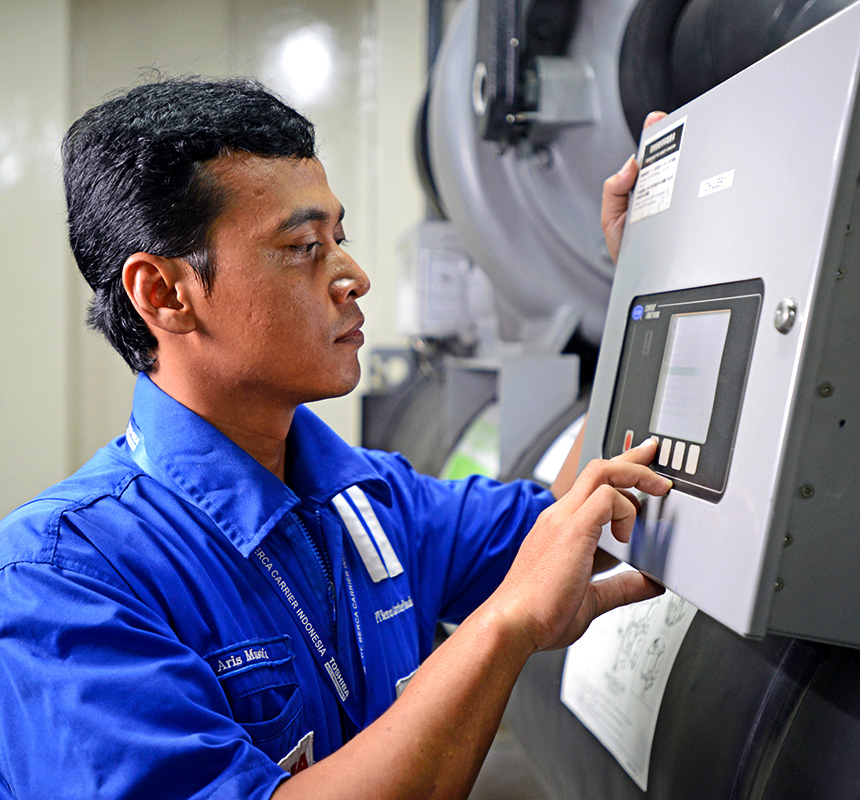 carrier-worker-leed-certified-factory_sq